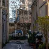 Oltre la parete predetta notiamo per� un edificio molto simile a quelli della nostra via. Ed � a questo punto che realizziamo che i binari tagliano in due quella che originariamente era un�unica strada. C�� quindi un tratto di vico Cettigne rimasto �orfano�, ma che comunque, nonostante �l�isolamento�, ha mantenuto l�aspetto originario ottocentesco